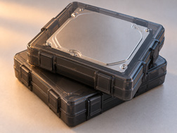Des boîtiers de protection empilables pour disques durs