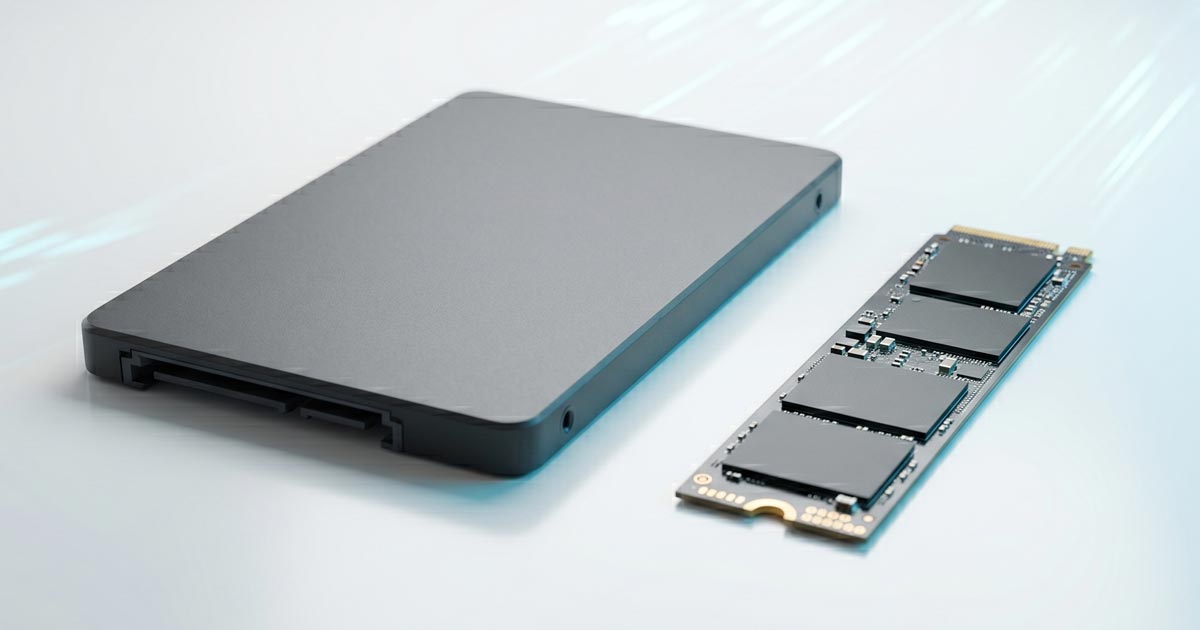 Un SSD au format M.2 posé à côté d'un SSD 2,5 pouces